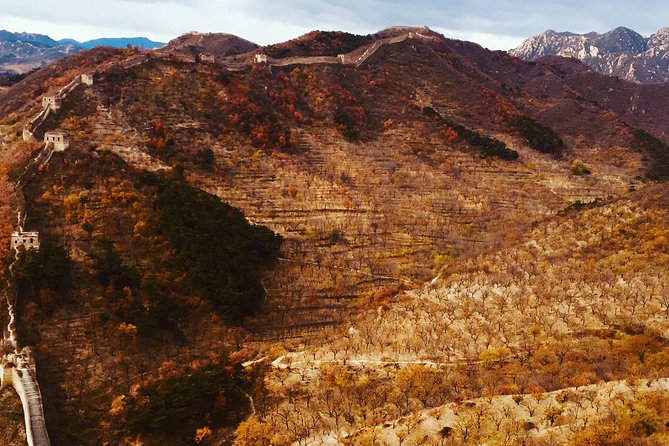 All Inclusive Private Hiking Tour from Huanghuacheng Water Great Wall to Xishuiyu - Reaching the wall after the 15-minute mountain approach