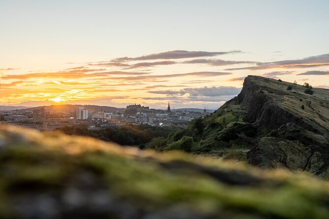 Arthur's Seat Sunset Hike with Mountain Guide - Meeting at the palace and entering Holyrood Park