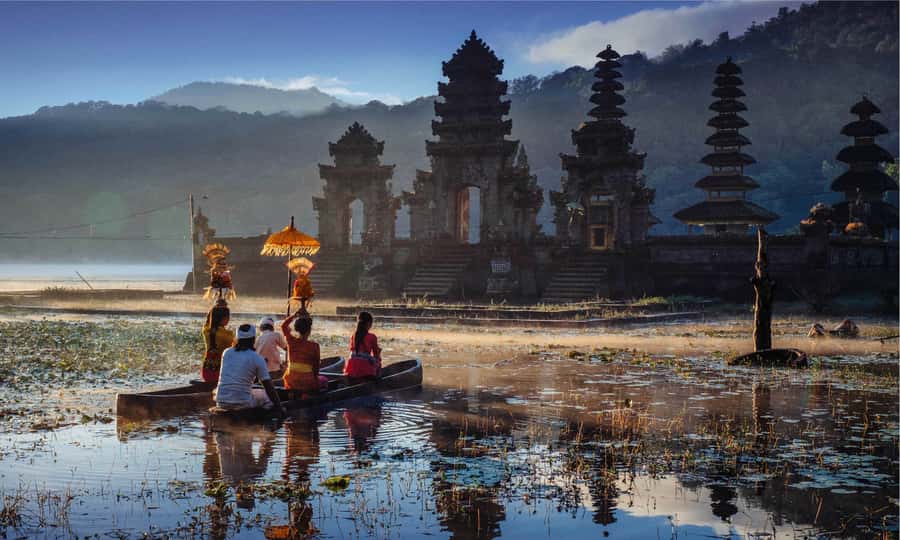 Bali: Twin Lakes, Handara Gates, and Forest Trekking Tour - Why the Twin Lakes are worth the early alarm