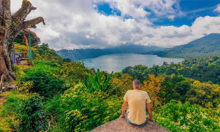 Bali: Twin Lakes, Handara Gates, and Forest Trekking Tour - Crossing Lake Tamblingan in a traditional canoe