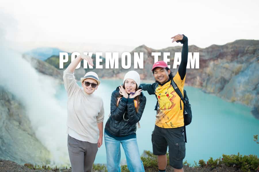 Banyuwangi: Ijen Crater Bluefire and Sunrise Guided Trek - Sunrise over the turquoise crater lake