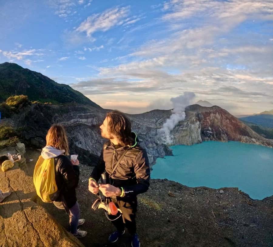 Banyuwangi : Mt Ijen Hike, Blue Fire & Panoramic Lake Guided - Blue fire, sulfur miners, and a difficult reality