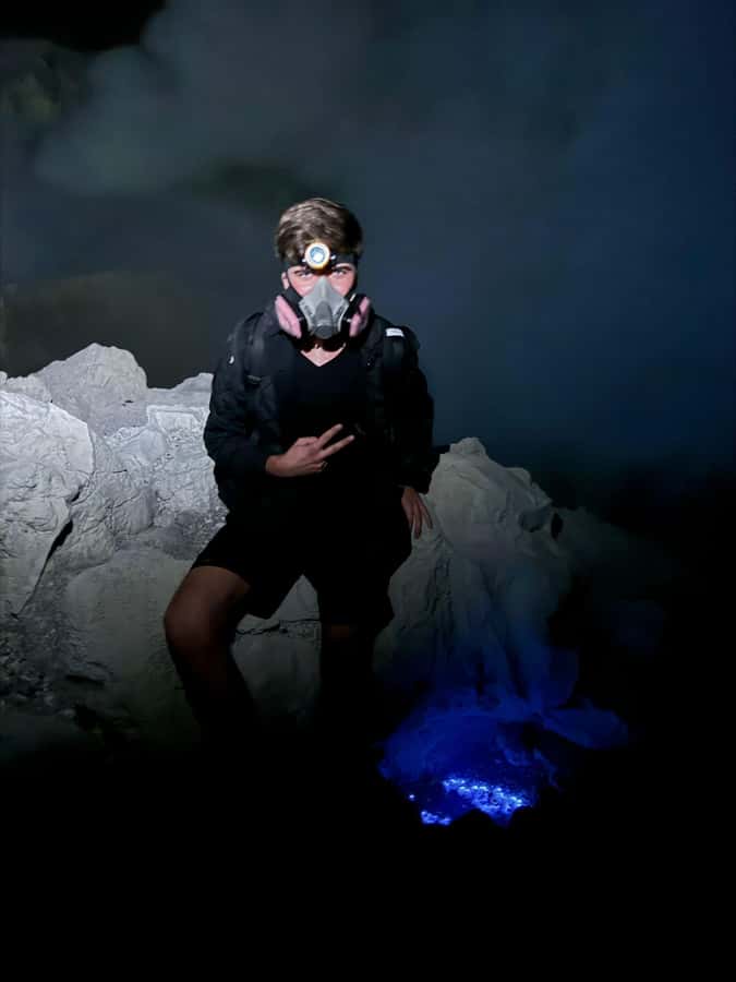 Banyuwangi : Mt Ijen Hike, Blue Fire & Panoramic Lake Guided - Sunrise above the turquoise crater lake