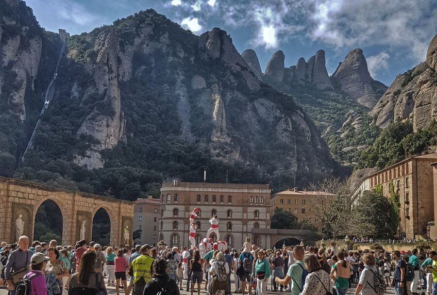 Barcelona: Montserrat Hiking Experience and Monastery Visit - Meeting at Banc d’Espanya and riding to the mountain