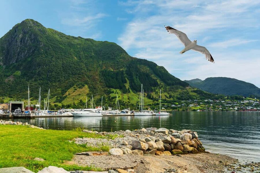 Bergen: Easy Hike to Bondhus Glacier Lake & Rosendal Visit - Rosendal lunch and a useful pause