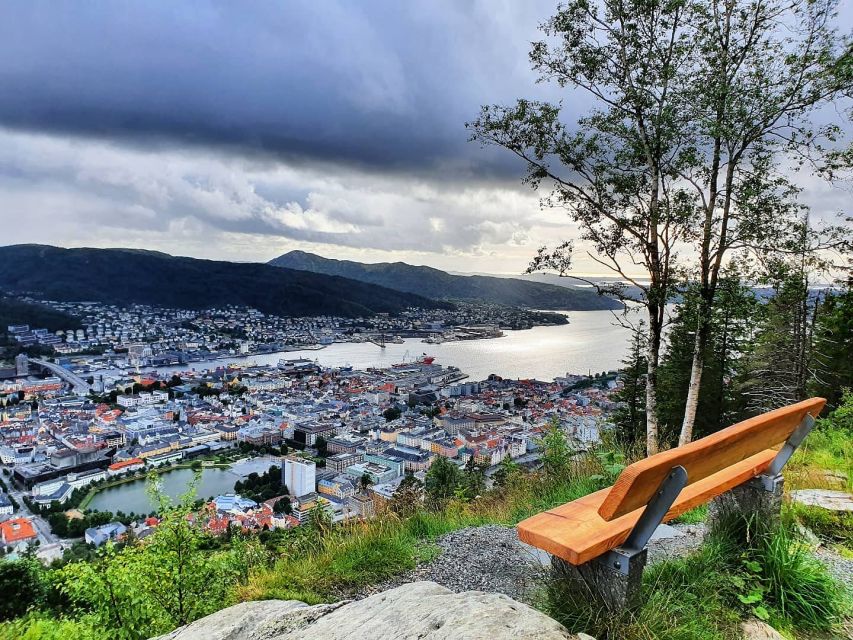 Bergen: Guided mountain hike on top of Bergen - Viewpoints, lakes, and a mountain lunch stop