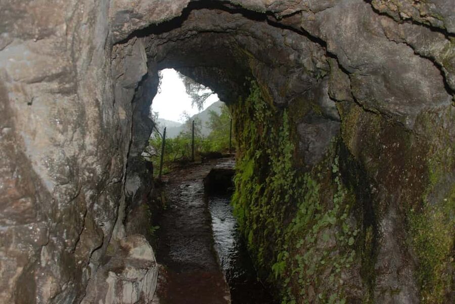 Caldeirão Verde: Levada Caldeirao Verde Hiking Transfer - Four tunnels and several wet crossings