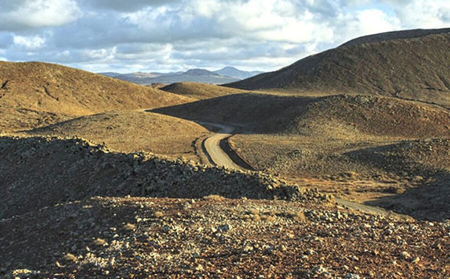 Caleta de Fuste/Corralejo: Guided E-Bike Tour & Crater Hike - Returning by Majanicho and the north coast