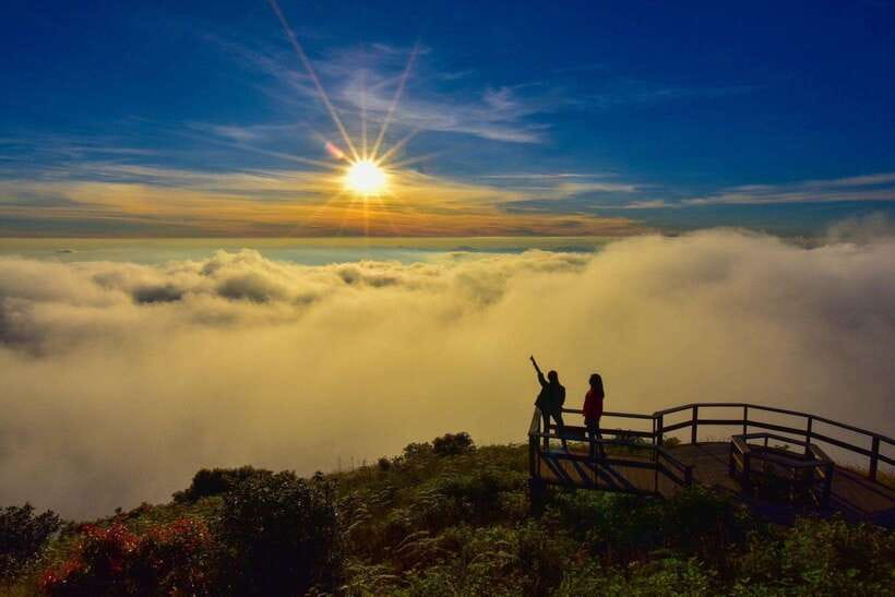 Chiang Mai: Doi Inthanon Park Tour & Kew Mae Pan Trail Hike - Wachirathan Waterfall and the park’s cool upper air