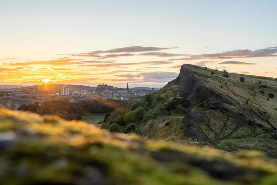 Edinburgh: Arthur's Seat Sunrise Hike with Mountain Guide - From Holyroodhouse to open ground