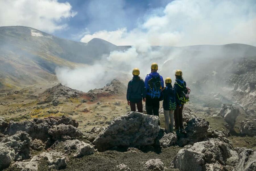 Etna: Trekking to the summit craters at 3340 meters - At the central crater and southeast crater
