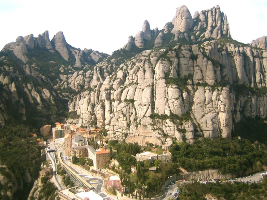 From Barcelona: Montserrat Full-Day Trip with Guided Hike - The final return to the monastery