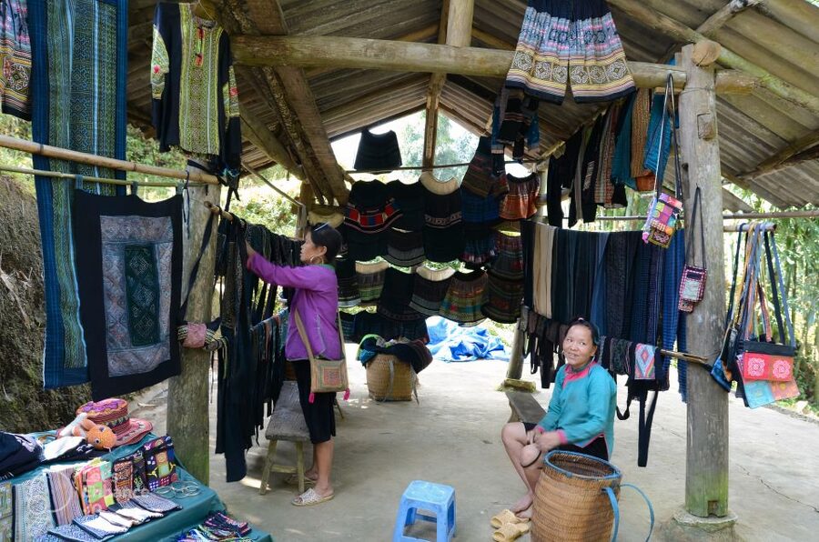 From Hanoi: 2-Day Sapa-Fansipan Peak & Trek & Ha Giang Bus - Fansipan morning: cable car, pagoda, and 600 steps