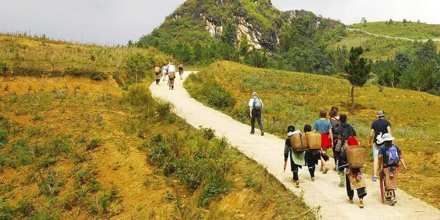 From Hanoi: 2-Days Sapa Trekking Tour Lao Chai and Cat Cat - Lao Chai through the rice terraces