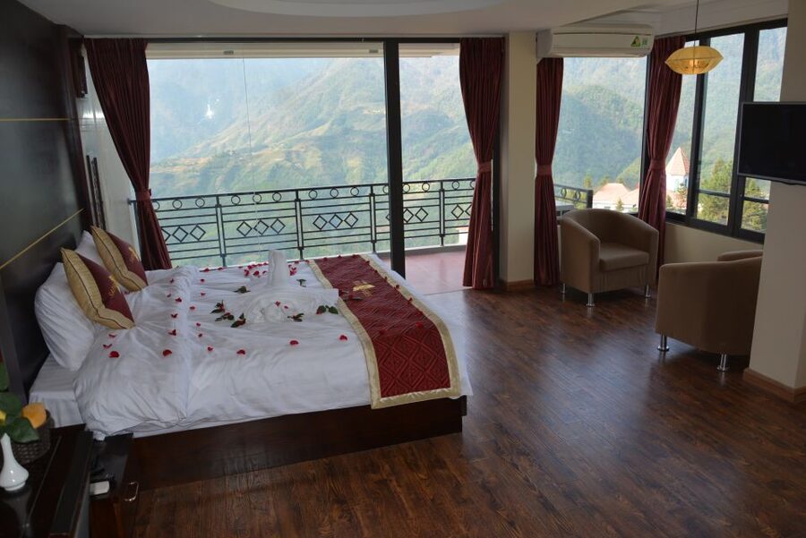 From Hanoi: Sapa 3-Day Medium Trek and Limousine Trip - What the guides add to the walk