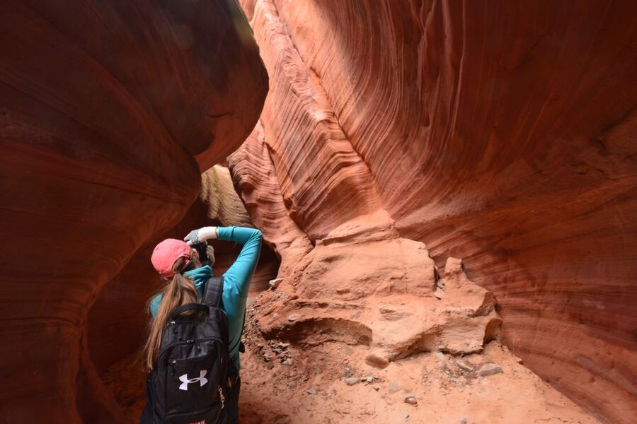 From Kanab: 3-Hour Peek-a-Boo Slot Canyon Hiking/Photo Tour - Walking into Peek-A-Boo Canyon