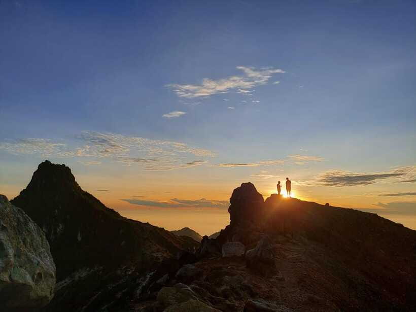 From Medan: Mount Sibayak Sunrise Hike & Natural Hot Spring - Berastagi Fruit Market and the food question