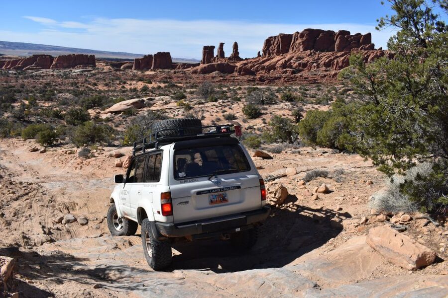 From Moab: Arches National Park 4x4 Drive and Hiking Tour - Pickup, preparation, and park fees