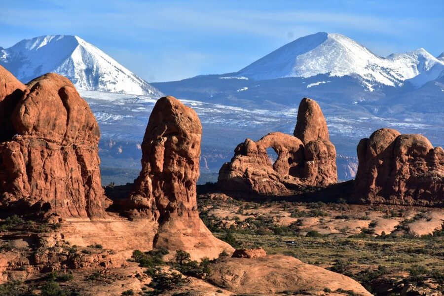 From Moab: Arches National Park 4x4 Drive and Hiking Tour - The morning hike among fins and arches