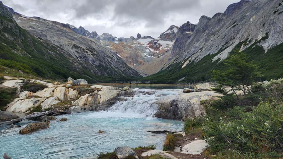 From Ushuaia: Tierra del Fuego Emerald Lagoon Trekking Tour - Reaching the green water of Laguna Esmeralda