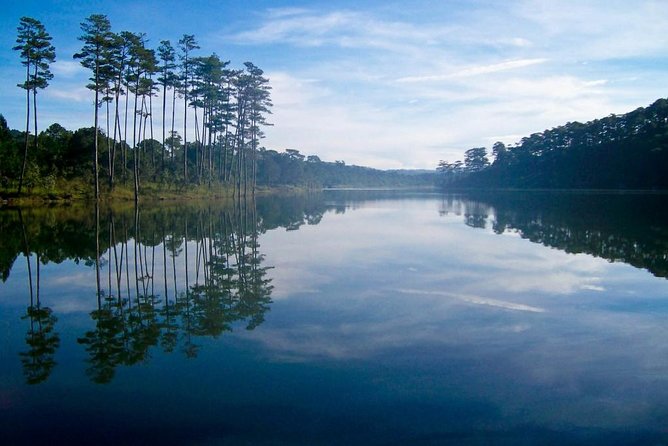 Hike and Kayak with exploring Tuyen Lam Lake in Da Lat - Picnic lunch by the water