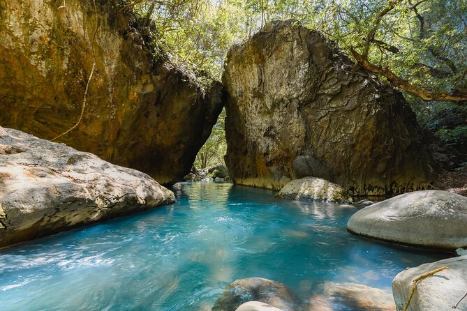 Hiking Tour of La Leona Waterfall with Lunch - What the guides add to the day