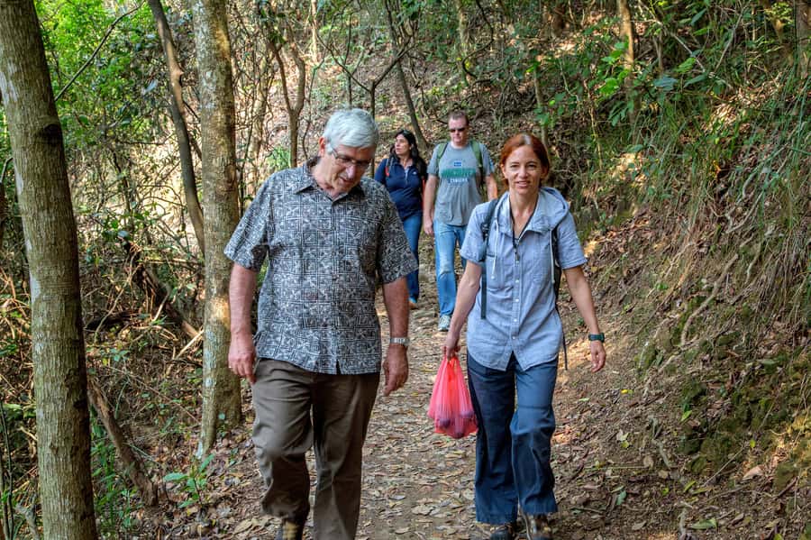 Hong Kong: Dragon's Back Hike - Small-group guiding and the human side of the tour