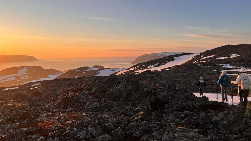 Honningsvåg: Hiking Tour. Arctic Ocean Views from Mountains - Reaching the cabin above the town