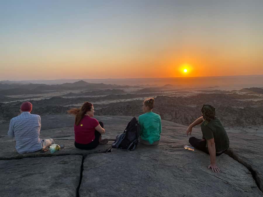 Jeddah: Moon Mountain Guided Hiking Tour with Snacks - Rock formations, small recesses, and wide views