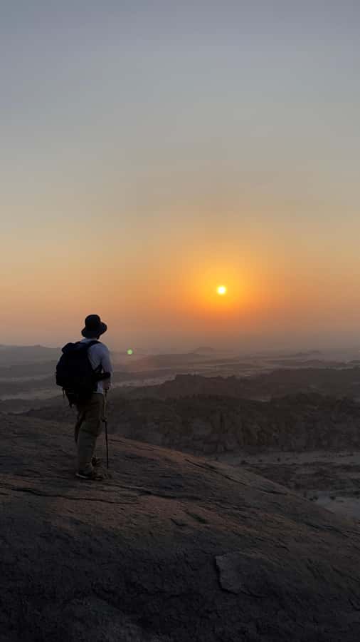 Jeddah: Moon Mountain Guided Hiking Tour with Snacks - What the trail feels like underfoot