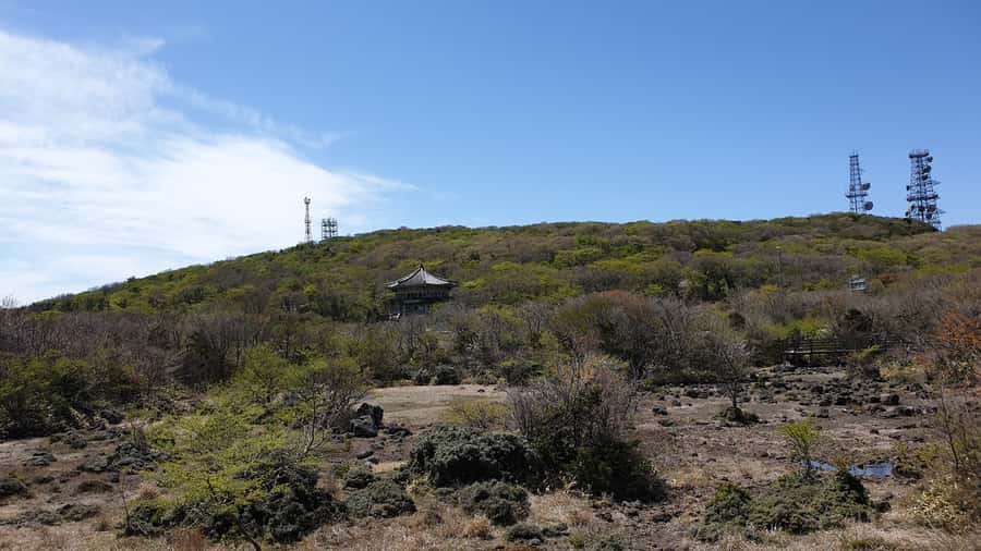 Jeju: Mt. Hallasan Hike and UNESCO Sites Day Tour - Yakcheonsa Temple, a quiet change of pace