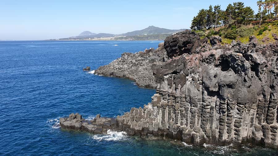 Jeju: Mt. Hallasan Hike and UNESCO Sites Day Tour - Jusangjeolli Cliff and Jeju’s volcanic edge