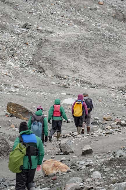 Juneau: Mendenhall Glacier Canoe Paddle and Hike - What the guide adds to the day