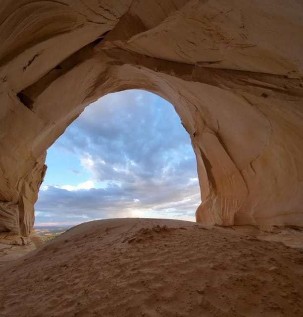 Kanab: The Great Chamber Guided Tour & Hike - Winter snow changes the entire scene