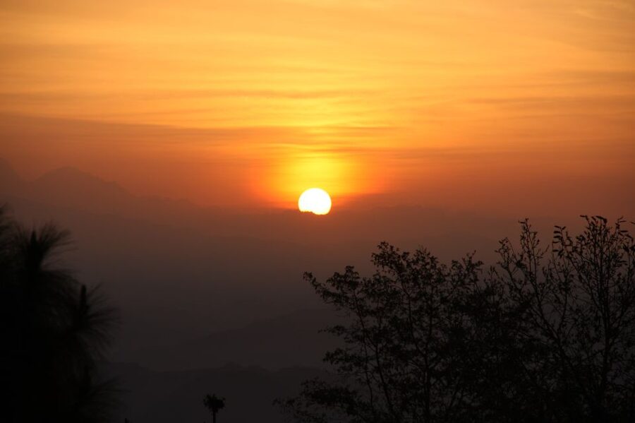 Kathmandu: Nagarkot Sunrise Tour with Day Hike - Sunrise, photos, and the first meal of the day