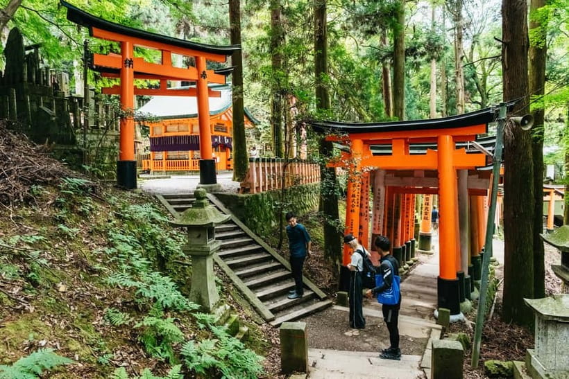 Kyoto: 3-Hour Fushimi Inari Shrine Hidden Hiking Tour - Arriving at the famous lower shrine