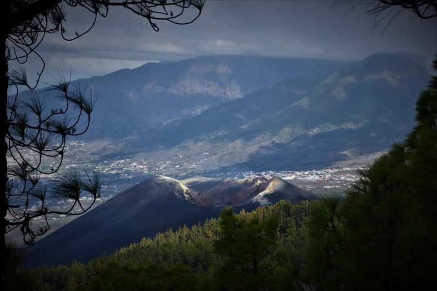 La Palma: Tajogaite Volcano Guided Hike - Vapor, sulfur, and the details you might miss
