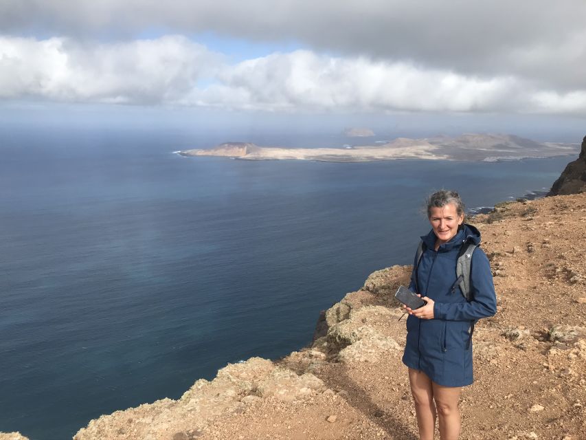 Lanzarote: Hike the North of Lanzarote - Walking toward the 500-meter Famara cliffs