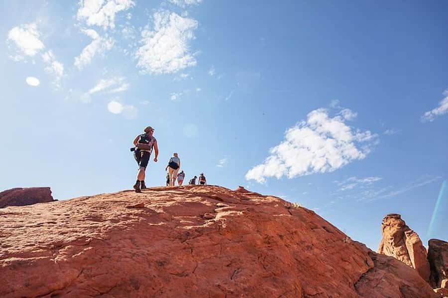 Las Vegas: Valley of Fire Half-Day Guided Hike with Pickup - What the guide adds to the day