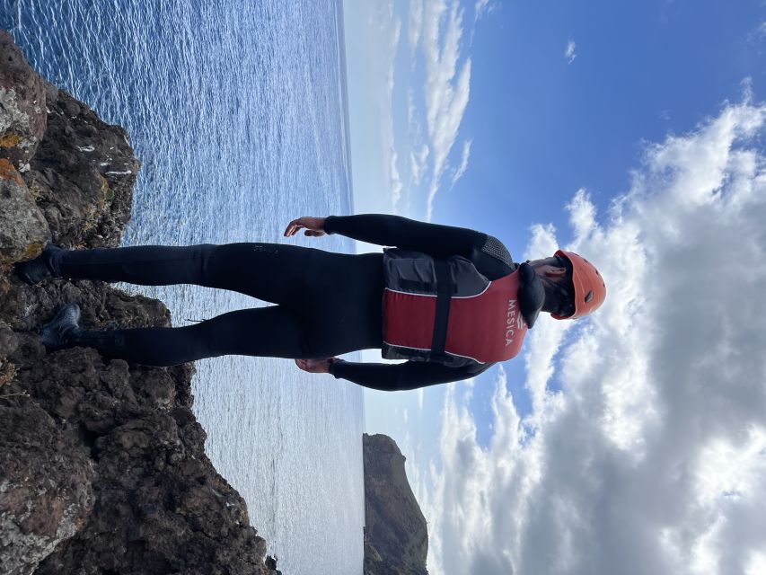 Madeira: Garajau Coastal Hike and Cliff Jumping - Free climbing along the shoreline