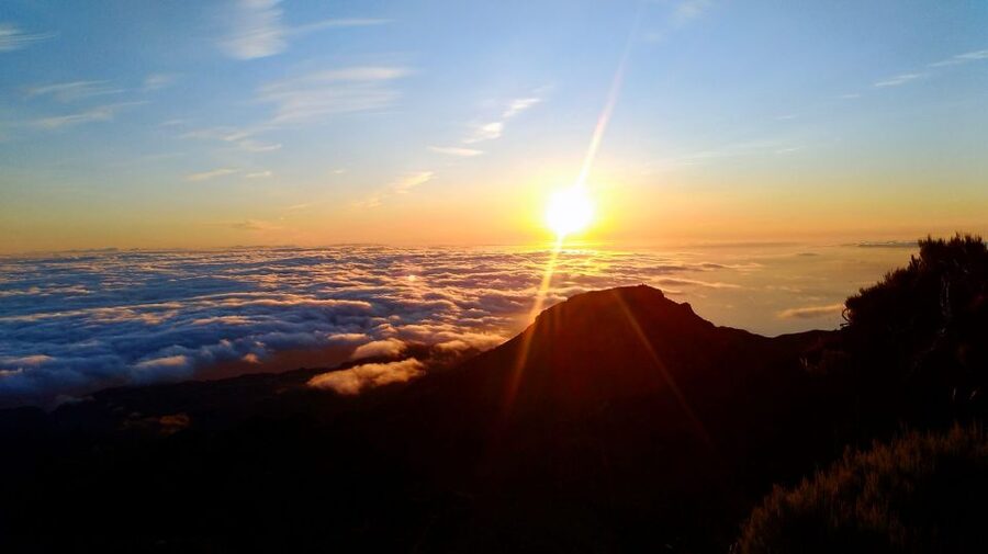 Madeira: Pico Ruivo Guided Sunrise Hike with Hotel Pickup - Starting under the stars at Achada do Teixeira