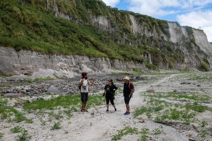 Manila: Mount Pinatubo 4X4 & Hiking Trip - The turquoise crater lake and 90 minutes at the top