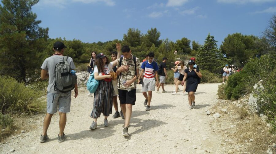 Marseille: Calanques National Park Guided Hike with Picnic - A picnic with sea air instead of a restaurant