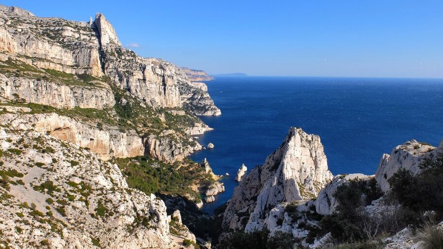 Marseille: Calanques National Park Guided Hike with Picnic - What the guides add to the walk