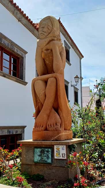 Maspalomas: Roque Nublo - hiking on volcanoes by Sky Rebels - Walking to Roque Nublo
