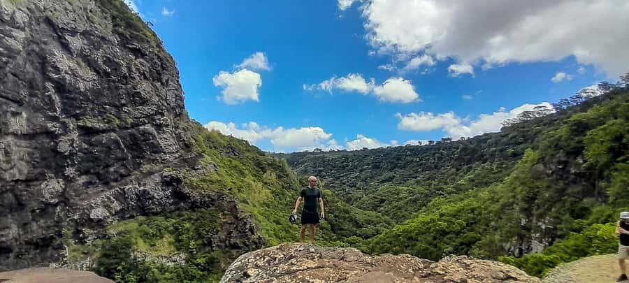 Mauritius: The Iconic Waterfalls hike + Mauritian picnic - A small Mauritian picnic with rotis and fruit