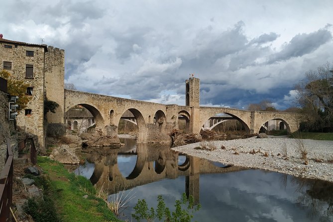 Medieval Villages & La Garrotxa Volcanic Zone Hiking. Small Group Tour - Castellfollit de la Roca and its basalt cliff