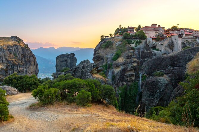 Meteora: Hiking Tour with Local Guide and Monastery Visit - Walking the old Meteora paths