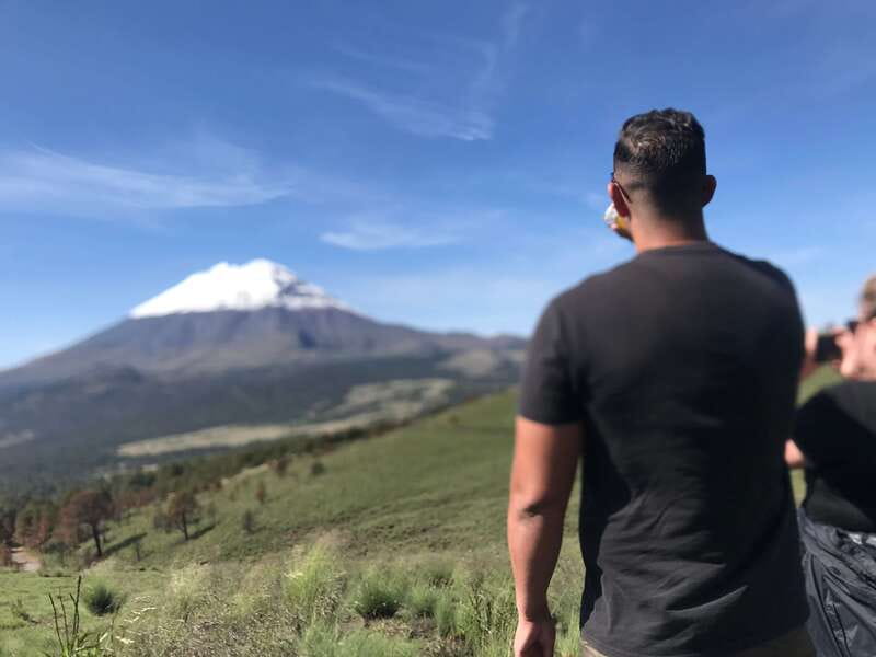 Mexico City: Guided Volcano Trek with Lunch - Language, guides, and group atmosphere