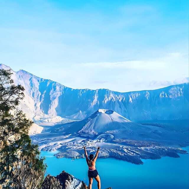 mount rinjani One day trek - Lunch with the crater below